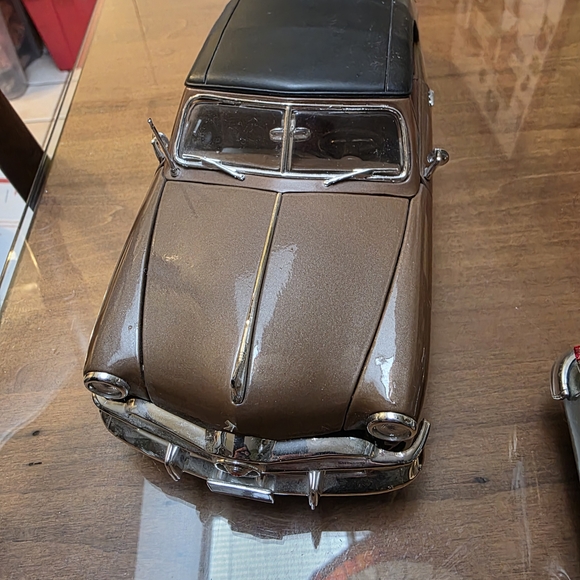 Classic Die-Cast Car Model Set - Blue, Brown, Maroon - Picture 3 of 8